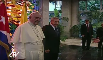 El papa Francisco visita a Raúl Castro en el Palacio de la Revolución