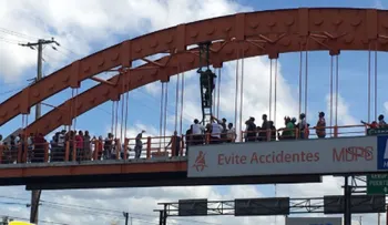 Hombre intenta lanzarse de puente peatonal de la Kennedy con Gómez