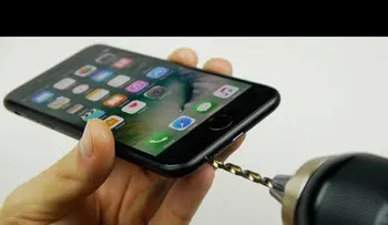 Por qué hay personas que taladran su iPhone 7 (VIDEO VIRAL)