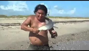 Karma instantáneo: Pone a sufrir a un "tiburoncito" y se lleva dolorosa sorpresa