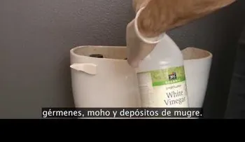  El coloca vinagre al tanque del inodoro. Observa cuándo tira de la cadena. ¡GENIAL!  (VIDEO)