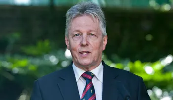 Renuncia ministro principal de Irlanda del Norte