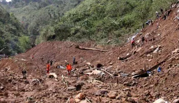 Un muerto y 60 desaparecidos por hundimiento de una mina en Indonesia