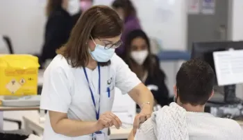 Cuarta dosis triplica protección ante casos graves para mayores de 60 años