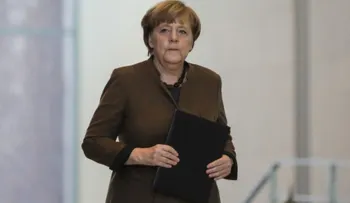 Una mujer trata de agredir con un paraguas a Merkel en mitin