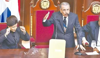 Danilo y la copa rota al final de su discurso