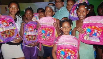 Dirigente juvenil PLD entrega útiles escolares en Los Alcarrizos