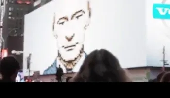 Putin guiña un ojo en una pantalla de Nueva York y desaparece (VIDEO