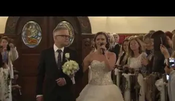 Su padre la lleva hacia el altar, pero ponle atención a su mano izquierdaâ?¦ ¡GUAU!  (VIDEO) 