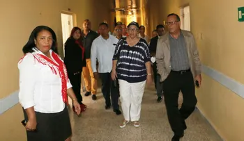 Ministra de Salud y el director Servicio Nacional Salud supervisan remozamientos hospitales de Barahona