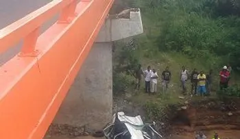 Mueren esposos al caer por un puente el carro en que viajaban.