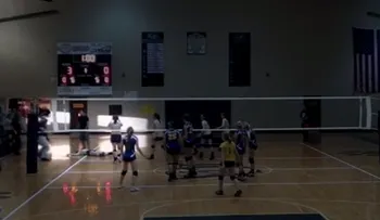 Joven sufre paro cardiaco durante un juego de voleibol ... y la resucitan en la cancha