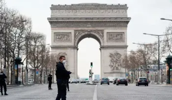 Europeos adoptan nuevas restricciones para afrontar los contagios por covid