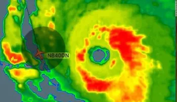 El riesgoso vuelo de un avión justo al lado del huracán Irma
