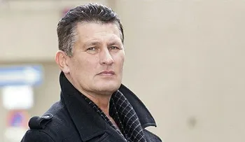 Un excampeón de kick boxing se enfrenta a cuatro agresores que querían violar a dos mujeres