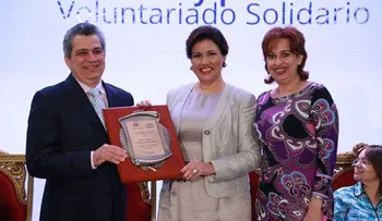 Vicepresidenta entrega Premio Voluntariado Solidario