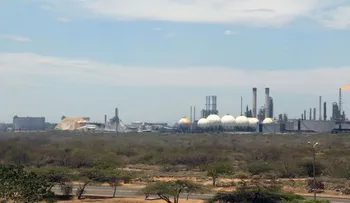 Falla eléctrica afecta mayor refinería venezolana 