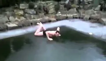 Hombre muere al lanzarse en piscina y caer de cabeza