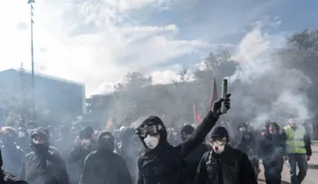 Francia registra 1.200 detenidos y 150 policías heridos en protestas; Gobierno acusa una "maniobra política"