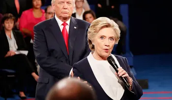 Asesor de Hillary Clinton publica video de cómo practicaban para evitar que Trump la abrazara