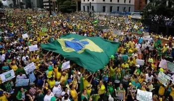 Fuera Dilma: Exigen miles en Brasil