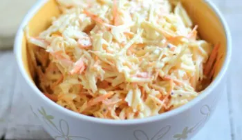 Cómo hacer ensalada de col (Receta americana)