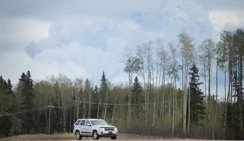 La llegada de un frente frío da un respiro a los bomberos que combaten el fuego en Canadá