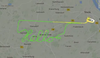 Así se escribe en el cielo: el vuelo de un piloto dibujó la palabra "Hola"
