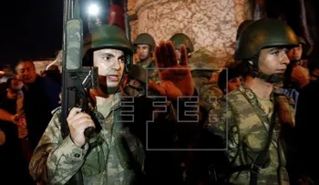 Prosiguen los combates aéreos entre golpistas y leales al Gobierno turco