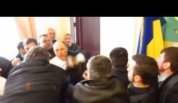 Video: Alcalde ucraniano se pelea a los puños con radicales 