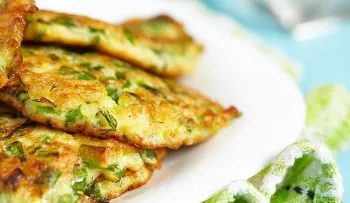 Tortitas de calabacín con cebollines