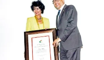 Elsa Núñez recibe el Premio Nacional de Artes Plásticas