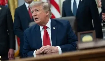 Trump difunde el celular del senador Tom Cotton para presionarlo a votar por el horario de verano permanente