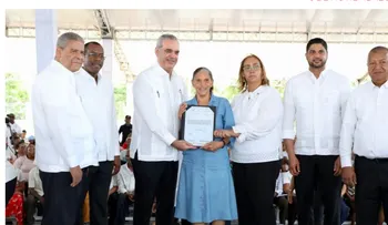 Abinader entrega 1,445 títulos de propiedad en San Cristóbal
