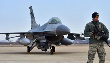 Un enemigo inesperado: Unas bacterias "devorando" aviones militares de EE.UU.