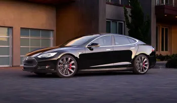 El automóvil Tesla con piloto automático, incorpora dos nuevas capacidades 
