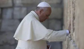 El papa pide que nunca más se repita "una monstruosidad" como el holocausto