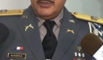 General le dijo al Coronel que cuidará su chica, pero éste traicionó su confianza y entabló una relación con la menor