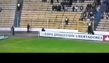 Video: ¿Un fantasma corre por las gradas de un estadio de fútbol?