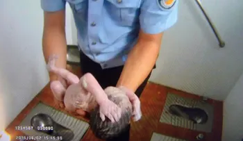 Impactantes fotos del rescate de una recién nacida arrojada por un urinario público chino