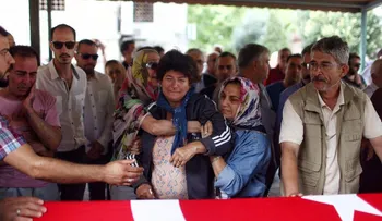 Luto en Turquía mientras los investigadores buscan respuestas sobre el ataque en Estambul