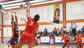 Los Mina pasa a invicta la final voleibol femenino