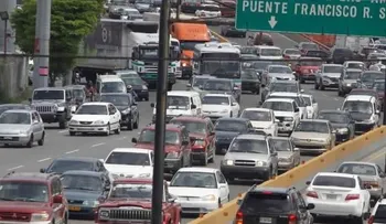 El Gobierno pondera cambiar horario laboral para evitar los tapones