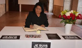 Presidenta del Senado firma libro de condolencias