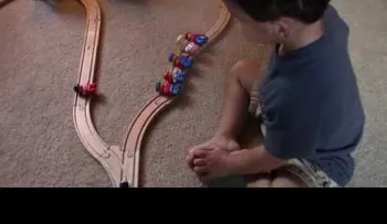 Un niño tiene la solución más tierna (y cruel) al dilema del tranvía (VIDEO)
