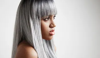 Tendencia de cabello gris y diferentes looks