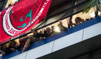Lula reaparece en una misa y una multitud lo ovaciona: "Lula, el guerrero del pueblo brasileño".