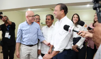 Abel Martínez ejerce su derecho al voto y llama ciudadanía a acudir a las urnas