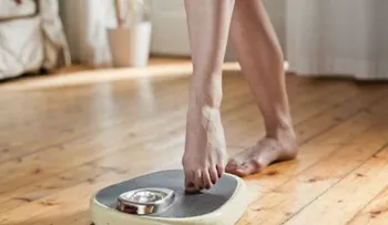 ¿Comer frente al espejo ayuda a adelgazar?