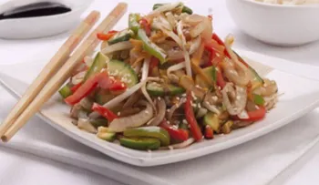 Chop suey de carne con verduras y arroz